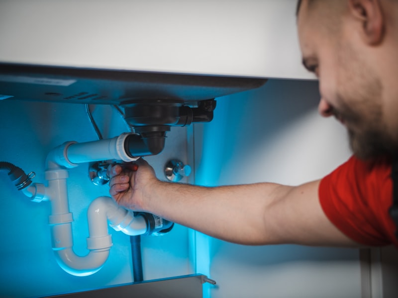 Réparation de canalisation par un artisan plombier