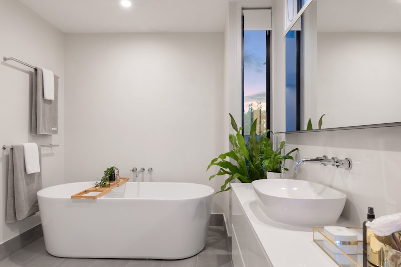Salle de bain moderne avec douche à l'italienne